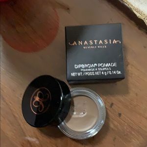Anastasia Beverly Hills pomade